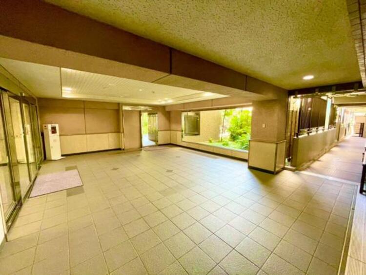 その他 管理が行き届いた清潔感のあるエントランス。オートロックや防犯カメラも完備されておりマンションならではの防犯性の高さも住宅選びの大切な要素ですね。