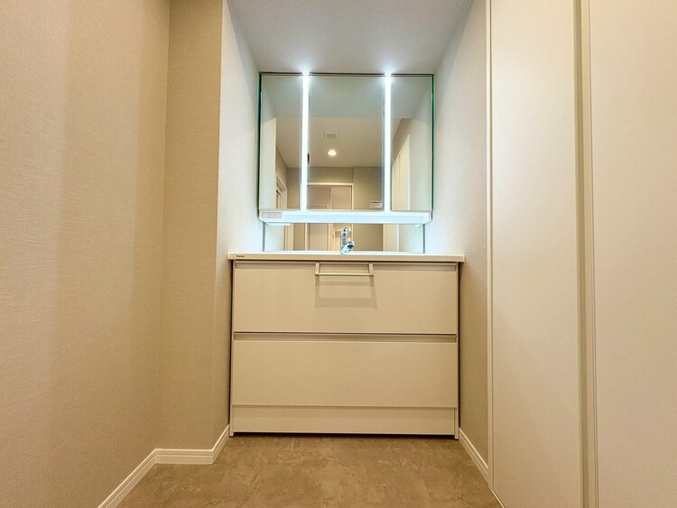 その他 清潔感を感じられる洗面化粧台。