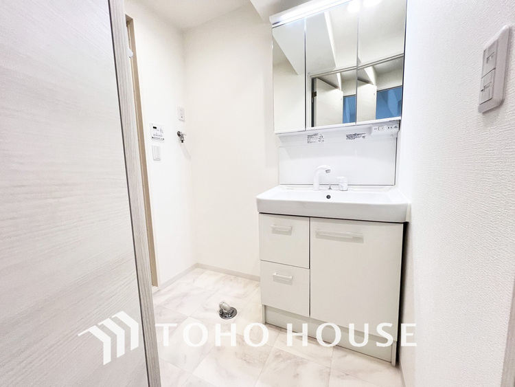 洗面 新規設置の洗面化粧台。収納豊富で使い勝手の良い3面鏡です