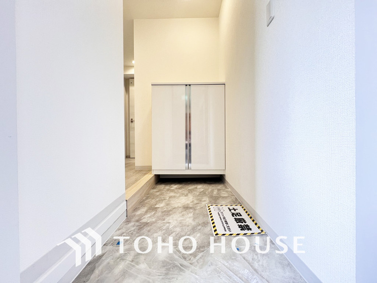 玄関 飾り過ぎないシンプルな内装の玄関