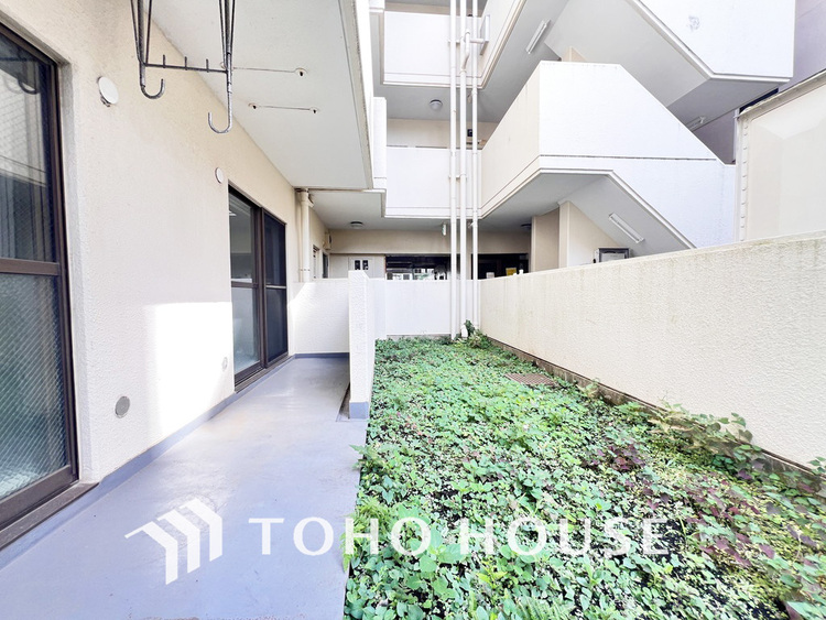 その他 陽当たりの良いお庭はガーデニングなど、ご家族の楽しめる場所の一つに