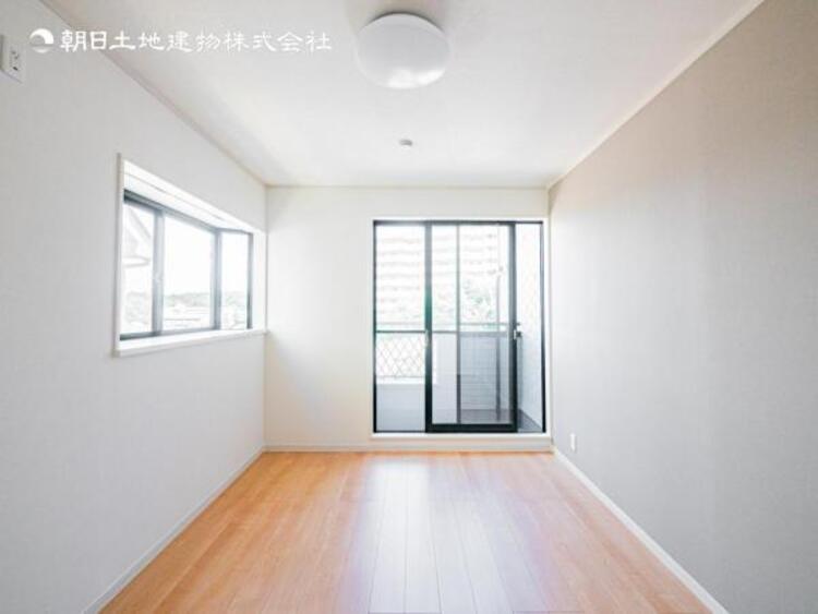 内装 採光を確保した明るい室内は風通しも良く穏やかな時が流れます！様々な生活スタイルにも対応可能な間取り。採光もアクセントの一つとして。この明るい好みの空間で読書をしたり、音楽を聞いたりと一人の時間も充実！ 