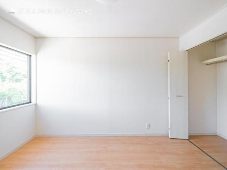 内装 居室はひとり時間を過ごせる安らげるお部屋として活用できます！収納スペースあり！荷物が多くても十分！！ベッドや勉強机、テレビなどを置きたい場合におすすめ！！過ごす時間が長くてもゆったり過ごせそうですね！ 