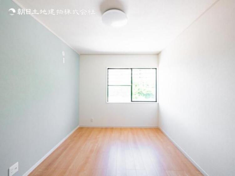 内装 穏やかな寛ぎあじわえるお部屋では有意義な時間がつくれます！！大きな窓からと陽光が注がれる明るい空間！光もアクセントの一つとして。一人時間も充実したものにできるプライベートルームは日々を豊かにします！！ 