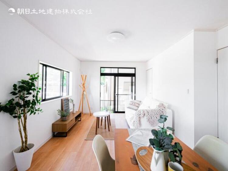 居間 家族の会話や笑顔が行き交うリビングで、子供を走り回らせたい。ダイニングテーブルでゆったり食事を堪能。光と風が溢れる開放的なリビングダイニングには、くつろぎの空間を生み自然と家族みんなが集まってきます 