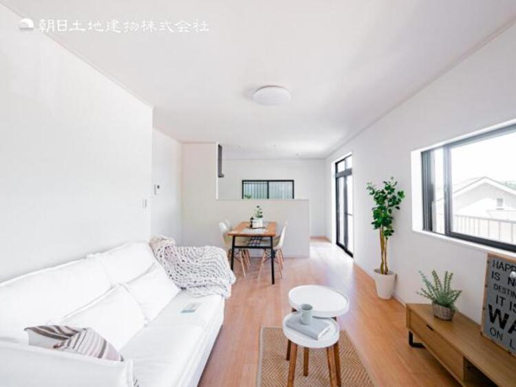 居間 お天気が晴れの日は照明をつけなくても充分明るいリビングです！どこか落ち着きのある広々とした内装です！皆で過ごす空間が、目に浮かんでくる様な優しいリビングダイニングです！くつろいだり楽しい時間を是非！ 