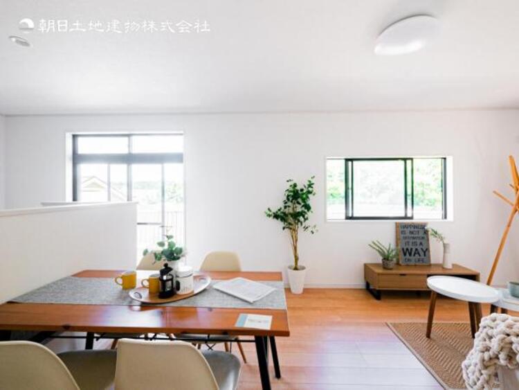 居間 リビングにあふれる採光と心地よい風のつどう調和された空間！！生活を彩る充実した日々が過ごせそうです。家族の滞在期間が長くなることを予測して、設計士が思いと工夫をこらした自慢のリビングダイニング！！！ 