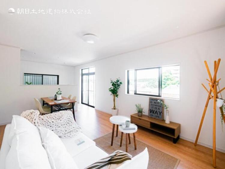 居間 開放感とプライベート感が見事に両立されたリビングダイニング！通常では相反するファクターがともにそろうと極上のくつろぎ空間が生まれます。だれにも譲りたくない至福の空間で過ごす日々は生活をより豊かにします 