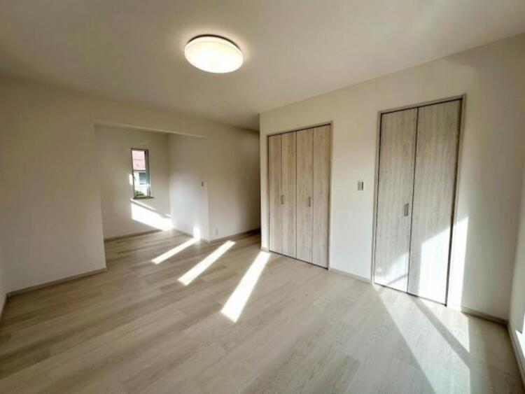 内装 柔らかな色合いに優しく包まれ、リラックスタイムを送れる寝室