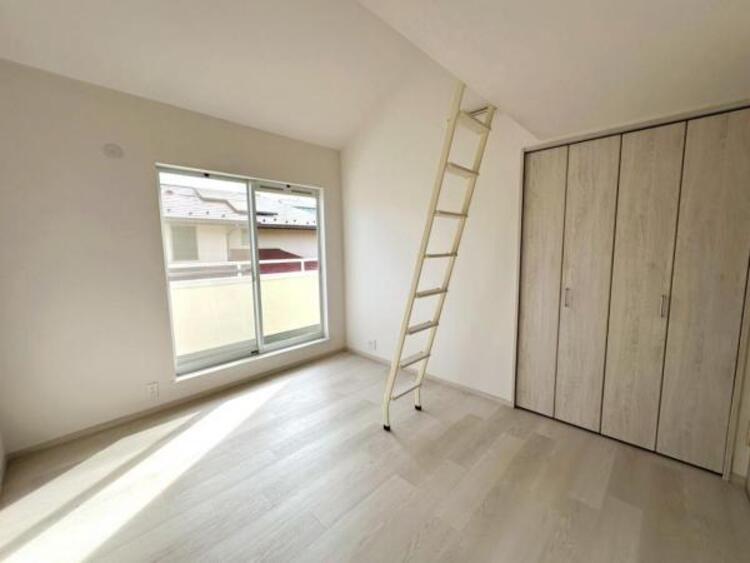 内装 バルコニーに面しており、陽光の差しこむ開放感のある洋室です