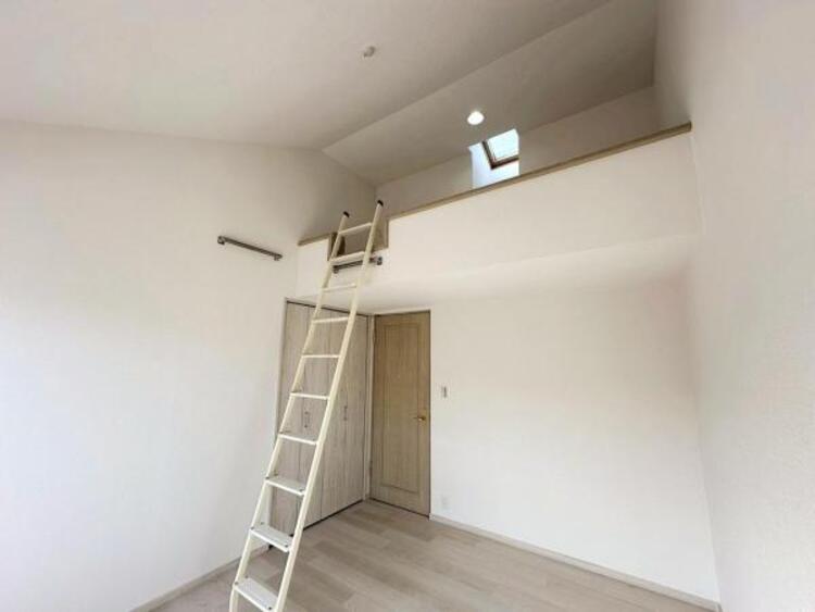 内装 天窓付きの明るいロフトは、収納としてだけでなくお子様の秘密基地にも！