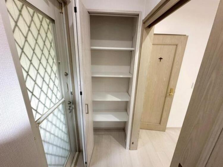 内装 食材や調味料のストックに便利なパントリー。非常用食品の収納にも。