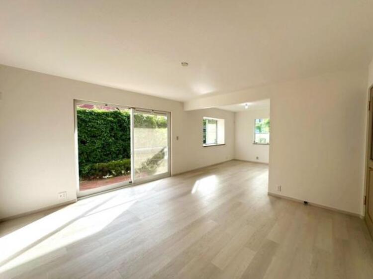 居間 白を基調とした明るいお部屋がご家族の暮らしを包み込みます