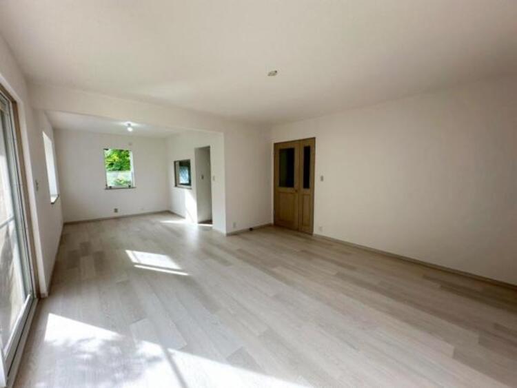 居間 一日の長い時間を過ごすリビング。陽光の注ぐ明るい空間です