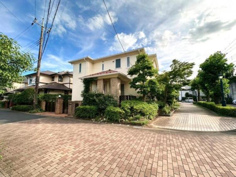 外観 歩道が整備された綺麗な街並みの角地に佇む住宅です！