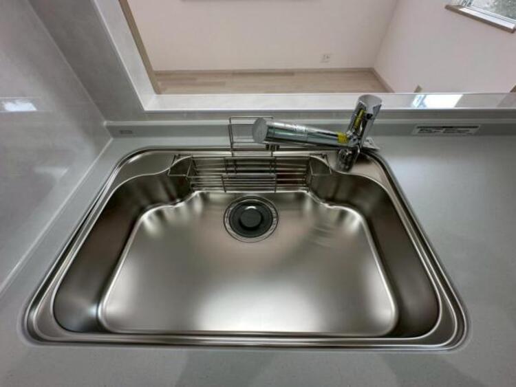 キッチン 鍋や大皿も洗える広々としたシンクです。ステンレスのため耐久性・お手入れしやすさも魅力です