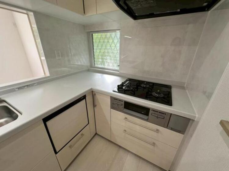 キッチン 毎日の料理に嬉しい3口コンロ。グリルもあり色んなレシピを楽しめそうです。