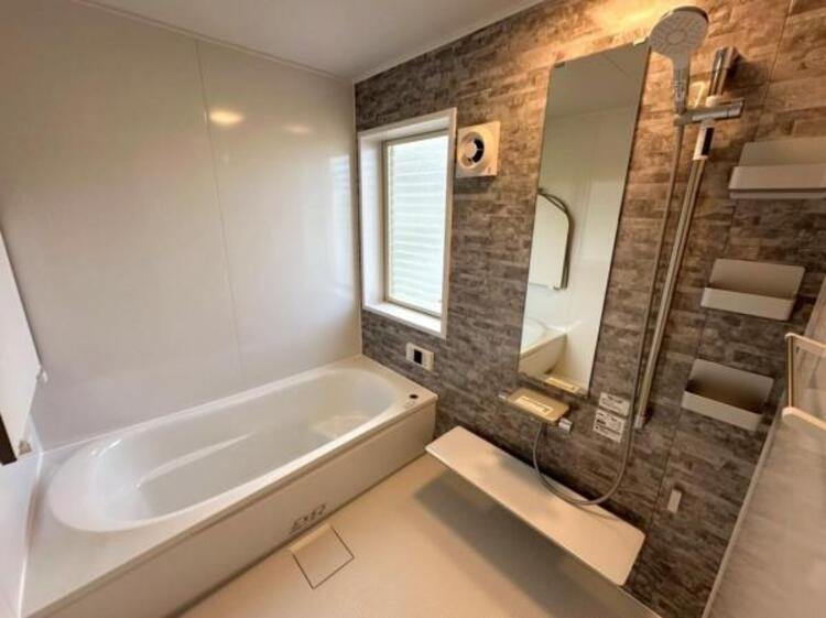 風呂 足を伸ばせる柔らかな曲線のバスタブが、日々の疲れを癒します