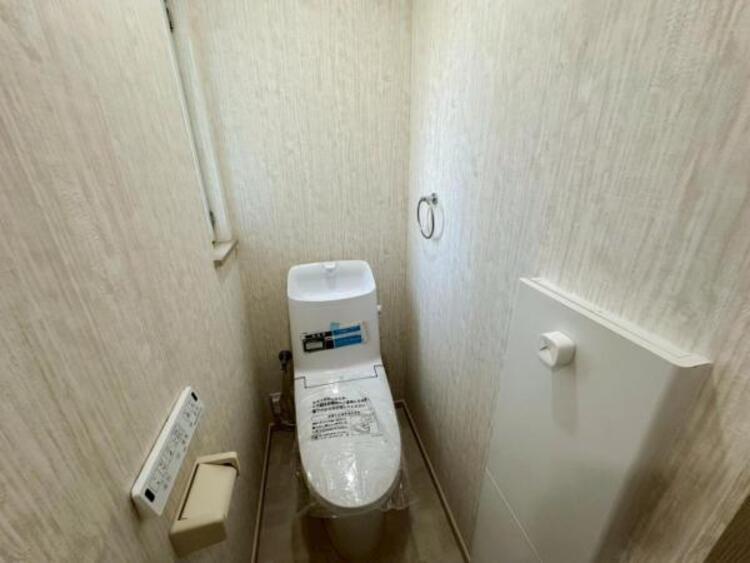 トイレ 明るく清潔感のある節水型ウォシュレットトイレです