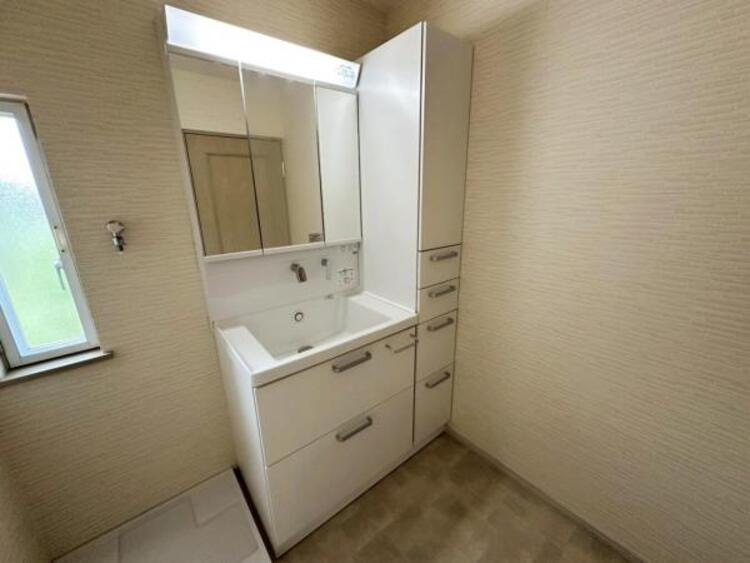 洗面 豊富な収納スペースがあり、すっきり使える洗面台です