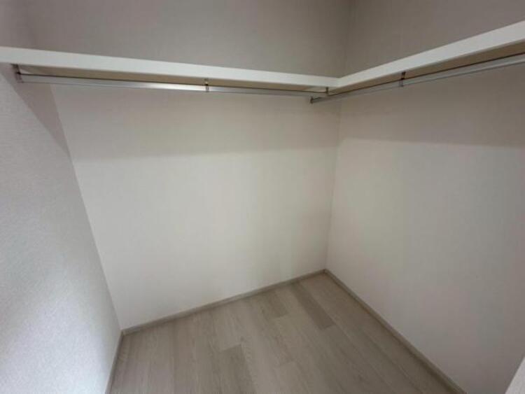 収納 大容量のWICにはご夫婦の衣類がすっきり収まり、衣替えいらずですね