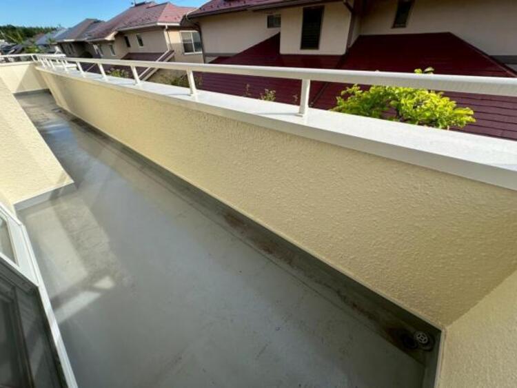 バルコニー 南西向きの明るいバルコニーは陽当たり良好で洗濯物が良く乾きます