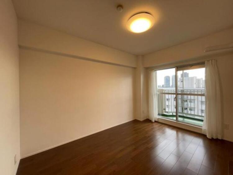 内装 落ち着いた色合いに優しく包まれる、安らぎの主寝室