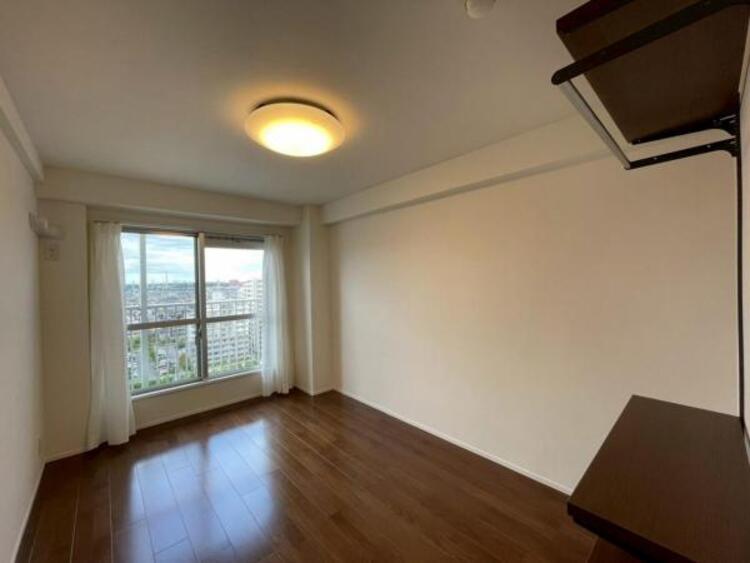 内装 子供部屋にぴったりな洋室。明るい空間で成長を見守ります