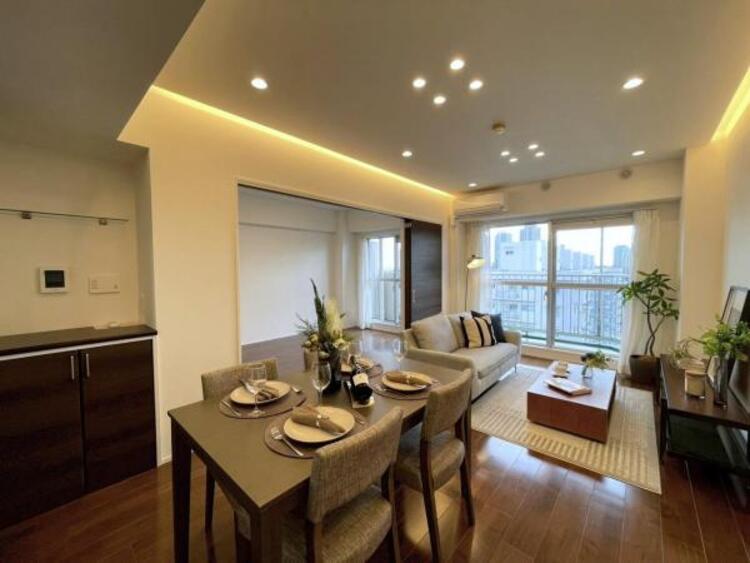 居間 柔らかな照明がご家族を包み込むリビングダイニング。最上階につき、空の広がる開放的な眺望です。