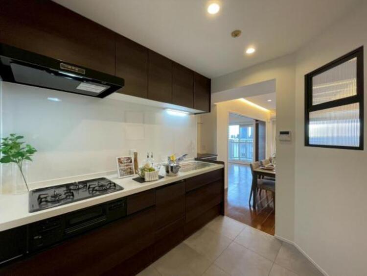 キッチン リビングとの繋がりを感じられるキッチンは、毎日の調理が快適な食洗機付きシステムキッチンです。