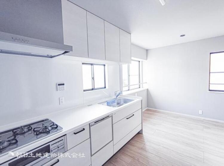 キッチン 【キッチン】広く取られたキッチンスペースはとても便利です。　自由にレイアウトがカスタマイズできます。