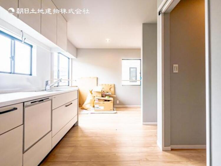 キッチン 【キッチン】広く取られたキッチンスペースはとても便利です。　自由にレイアウトがカスタマイズできます。