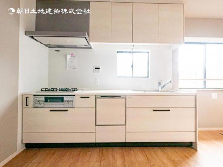 キッチン 食洗器付きキッチン！食後の洗い物の時間を食洗器にまかせて空いた時間を団欒や趣味に使うことができます。お使いにならない場合でも食器の乾燥や大きな食器の収納などにもお使いいただけます。