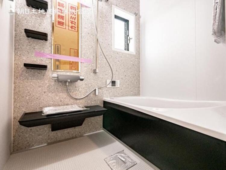 風呂 【浴室】ゆったりと寛げる広々バスで足を伸ばしてリラックス。　最新のユニットバスは設備も充実です。