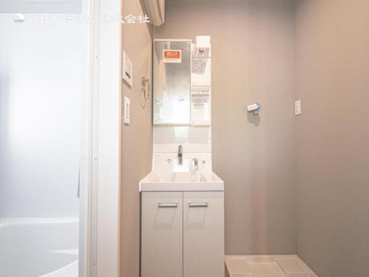 洗面 【洗面・脱衣所】３面鏡、シャワーヘッド、収納など充実の設備。動きやすい広さがあり使い勝手が良好です。