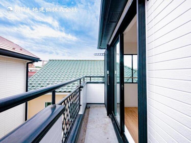 バルコニー 【バルコニー】太陽の光と爽やかな風でお洗濯物は気持ちいいです。