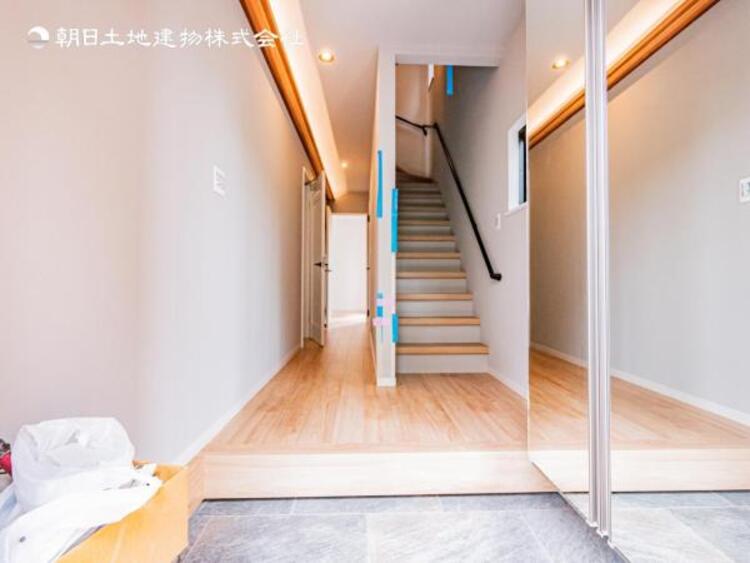 その他 【玄関】明るく広い玄関には収納力に優れたシューズボックス。　靴をスッキリと整頓することができます。