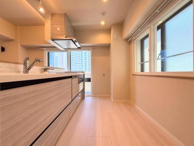 キッチン 新しいキッチンは気分も上がり、家事も楽しくできそう。お手伝いをしてくれるお子様と並んで立てるキッチンは、ご家族のコミュニケーションを育む場として活躍します。収納力が高い事も大事なポイントです。