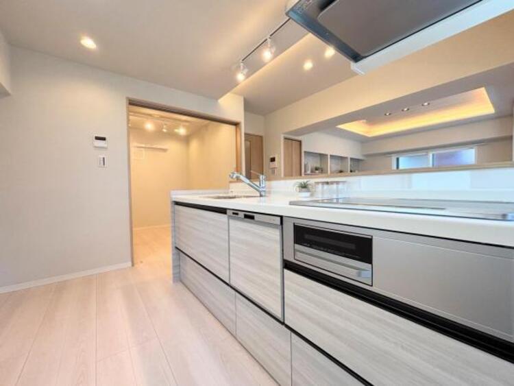 キッチン 新しいキッチンは気分も上がり、家事も楽しくできそう。お手伝いをしてくれるお子様と並んで立てるキッチンは、ご家族のコミュニケーションを育む場として活躍します。収納力が高い事も大事なポイントです。