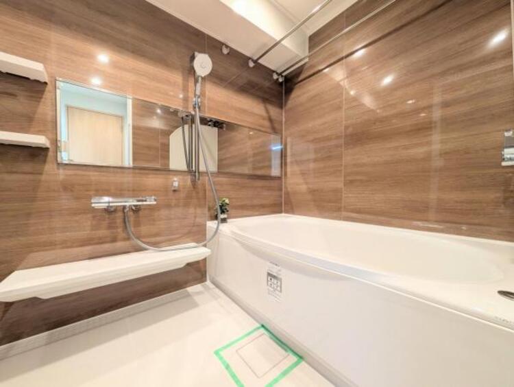 風呂 ユニットバスはゆったりとくつろげる1坪タイプ。足までしっかりと伸ばせる浴槽は心身ともにしっかりと疲れを癒してくれます。お子様と一緒の入浴でも充分な広さです。バスルームは疲れを癒すくつろぎの場所。