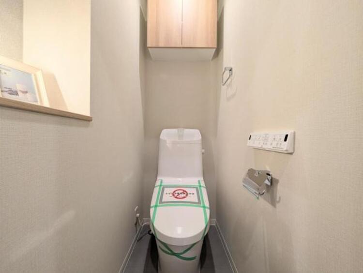 トイレ ゆとりをもった広さ、白ベースに清潔感ある空間です。もちろんウォシュレットも完備しております。小物を収納するスペースがあるのも良いですね。毎日頻繁に利用する大切な空間だからこそ、こだわりたいです。