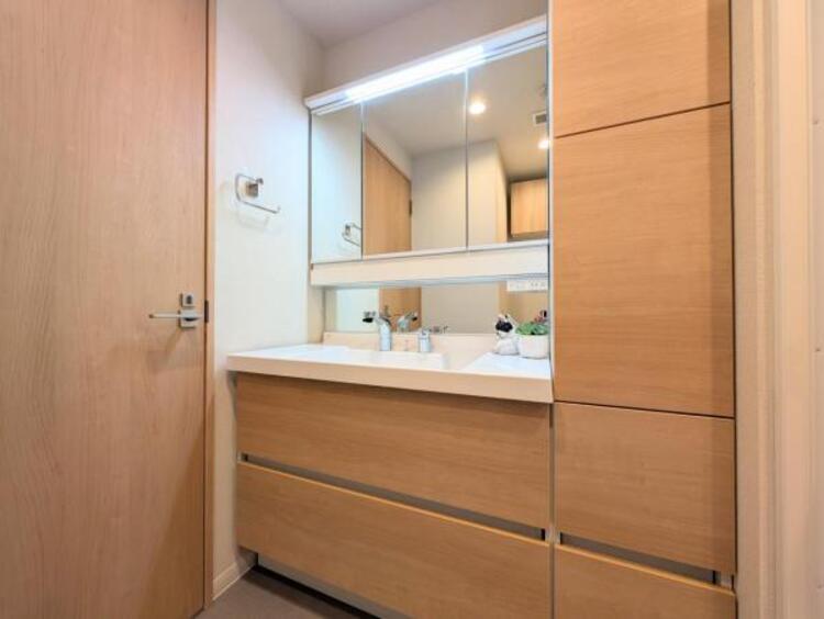 洗面 平日の朝であっても、落ち着きとくつろぎを感じられる。歯磨き粉が行方不明になるようなごちゃごちゃ感も解消。収納力の高い洗面所です。コーディネートされた空間で気持ちよく身だしなみを整えられます。