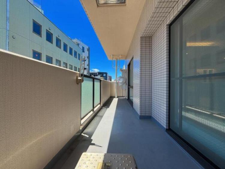 バルコニー 日当たり良好！晴れた日はお洗濯物も気持ちよく乾きます。バルコニーからたっぷりの光をうけたお布団やシーツから太陽のにおいが感じられます。一度に洗濯を干せる量を気にする家庭も満足できるスペースです。