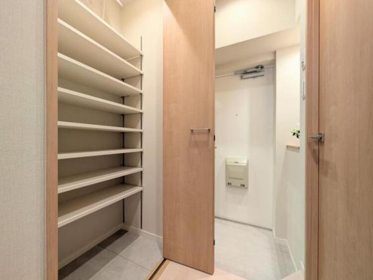 その他 散らかりがちな玄関をスッキリと保てる玄関収納は、家の中に入る時一番最初に目に付く場所だからこだわりたい。落ち着いた雰囲気の色目が、室内のカラーやデザインと調和しています。換気にも気を配ってます。