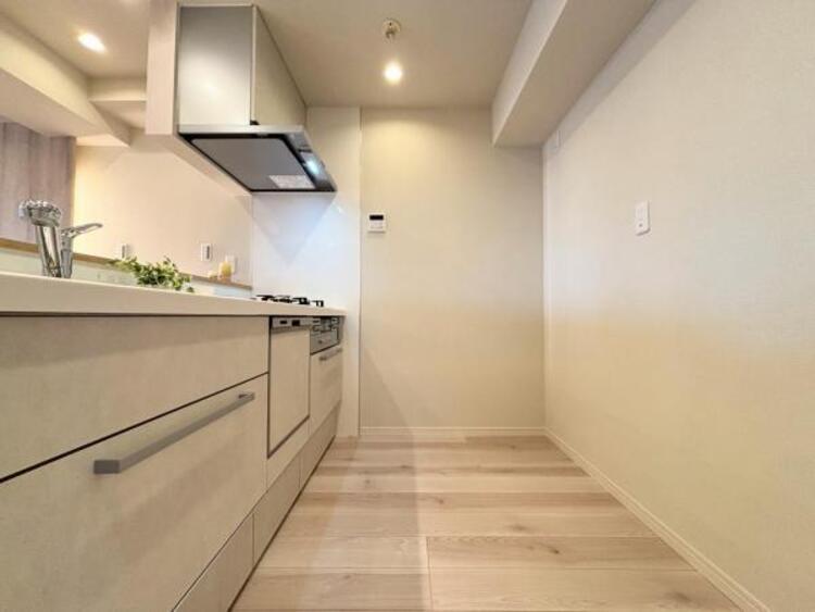 キッチン リビングを見渡せるカウンターキッチンでお子様の様子を伺いながら食事の支度が出来ます。最近はリビングで勉強するお子様も増えてきています。家族の気配を感じられる、そんな空間を演出できるキッチンです。