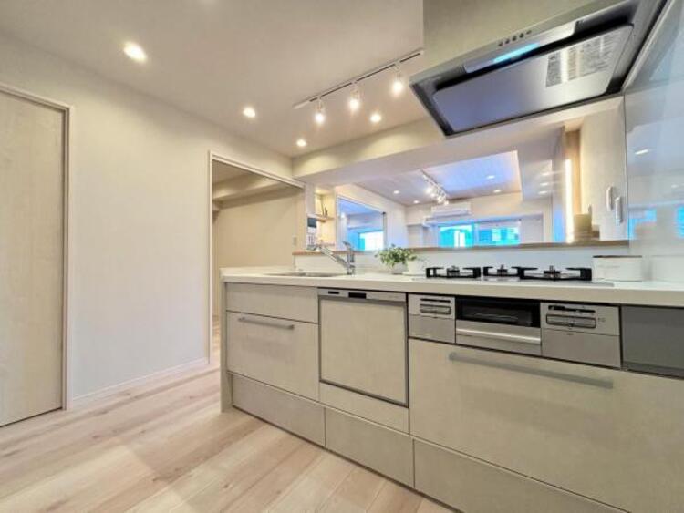 キッチン リビングを見渡せるカウンターキッチンでお子様の様子を伺いながら食事の支度が出来ます。最近はリビングで勉強するお子様も増えてきています。家族の気配を感じられる、そんな空間を演出できるキッチンです。