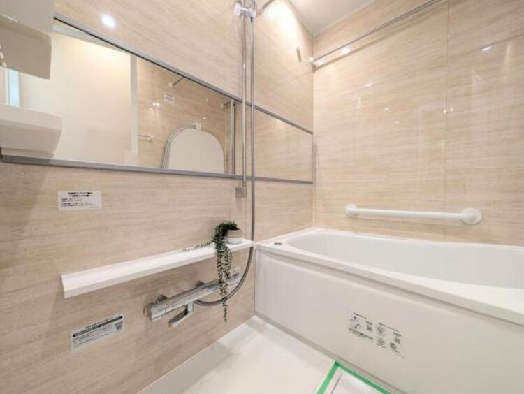 風呂 ユニットバスはゆったりとくつろげる1坪タイプ。足までしっかりと伸ばせる浴槽は心身ともにしっかりと疲れを癒してくれます。お子様と一緒の入浴でも充分な広さです。バスルームは疲れを癒すくつろぎの場所。