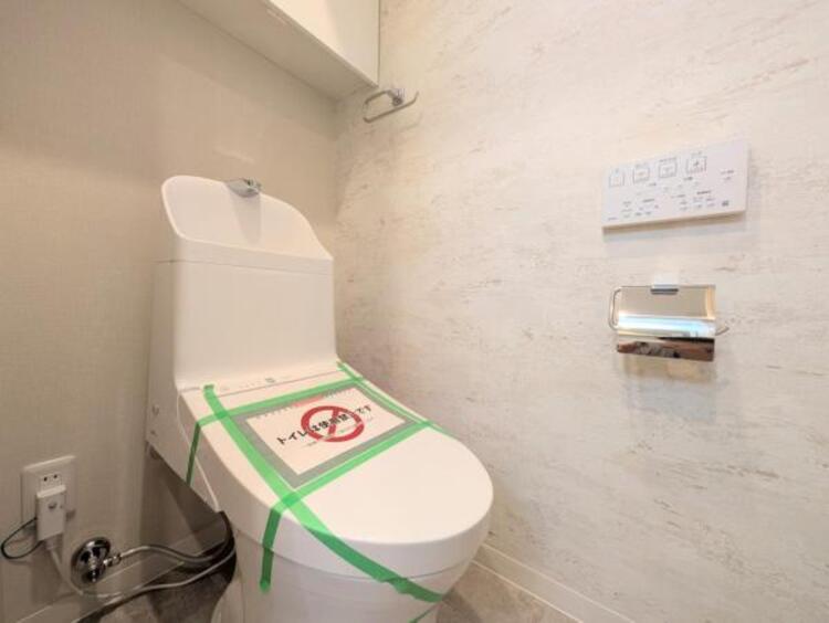 トイレ ゆとりをもった広さ、白ベースに清潔感ある空間です。もちろんウォシュレットも完備しております。小物を収納するスペースがあるのも良いですね。毎日頻繁に利用する大切な空間だからこそ、こだわりたいです。