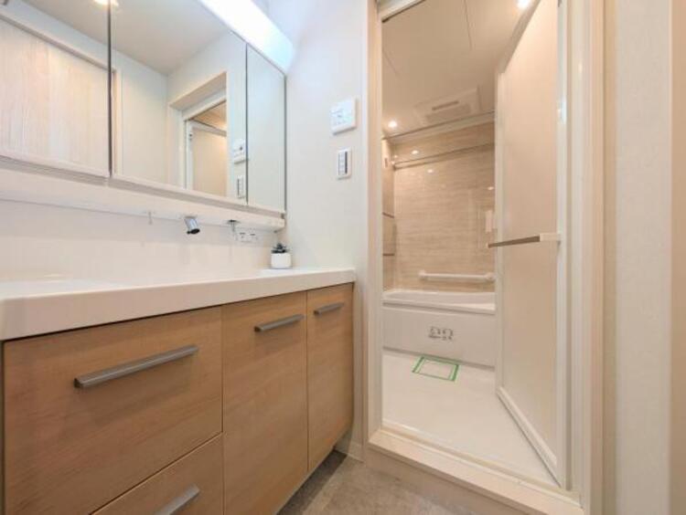 洗面 平日の朝であっても、落ち着きとくつろぎを感じられる。歯磨き粉が行方不明になるようなごちゃごちゃ感も解消。収納力の高い洗面所です。コーディネートされた空間で気持ちよく身だしなみを整えられます。