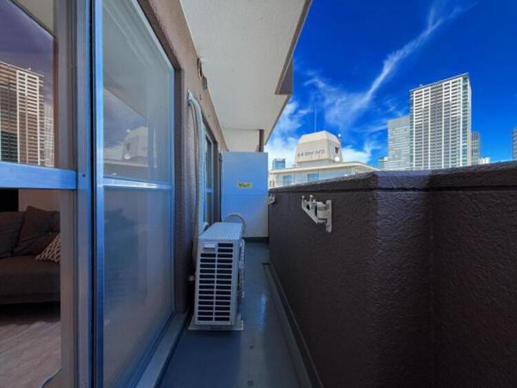 バルコニー 開放的なバルコニーは見晴らしもよく、太陽の温かな温もりをめいっぱい受け止めてくれます。陽当り良好の開放的な住空間です！